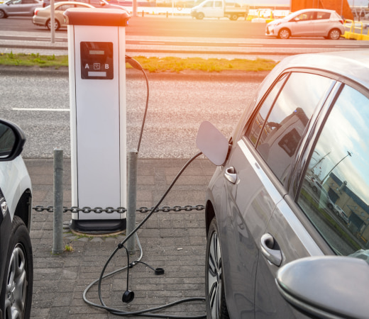 Voiture électrique branchée à une borne de recharge électrique, à Pau