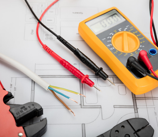 Matériel électrique disposé sur un plan